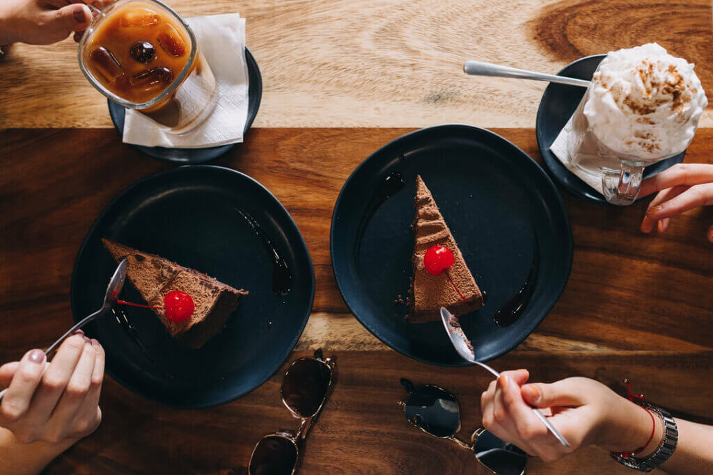 eating cake while traveling with food allergies