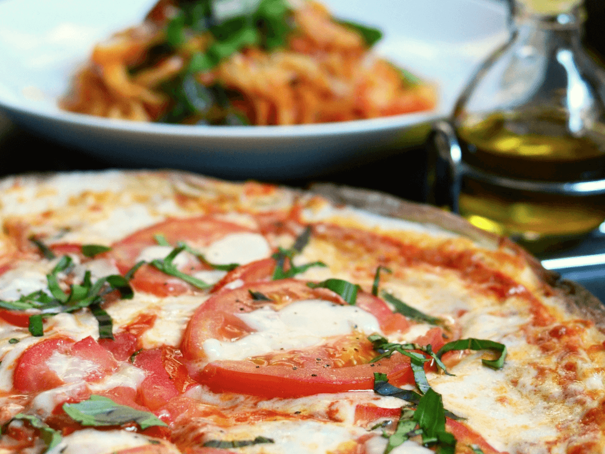 Eating with an egg allergy in Italy for dinner enjoying an egg free pizza and pasta.