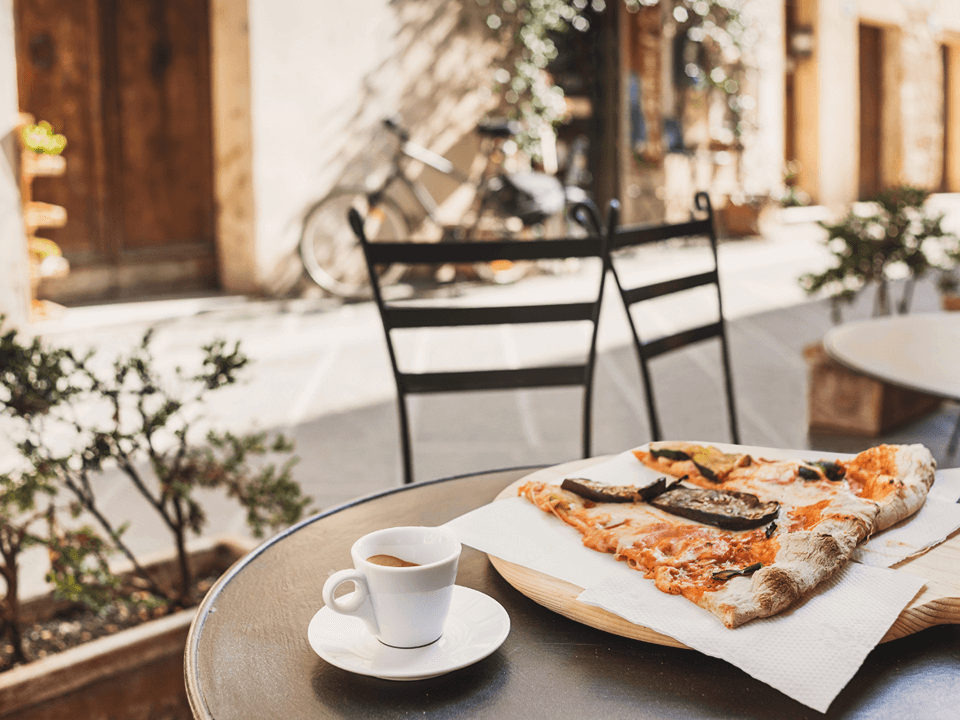 Eating with egg allergy in italy, enjoying an egg free pizza at cafe.