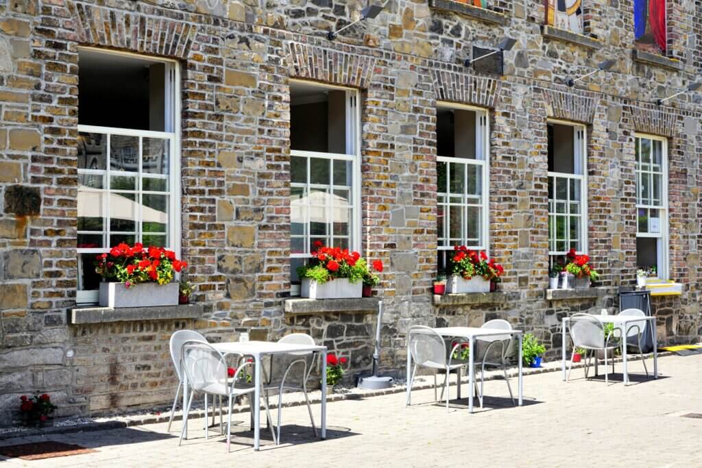 outdoor cafe in Ireland while traveling dairy free in Ireland